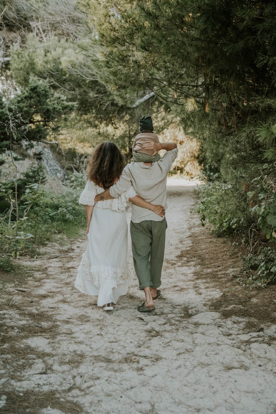 Alex mit seiner Familie auf einem Waldweg, von hinten